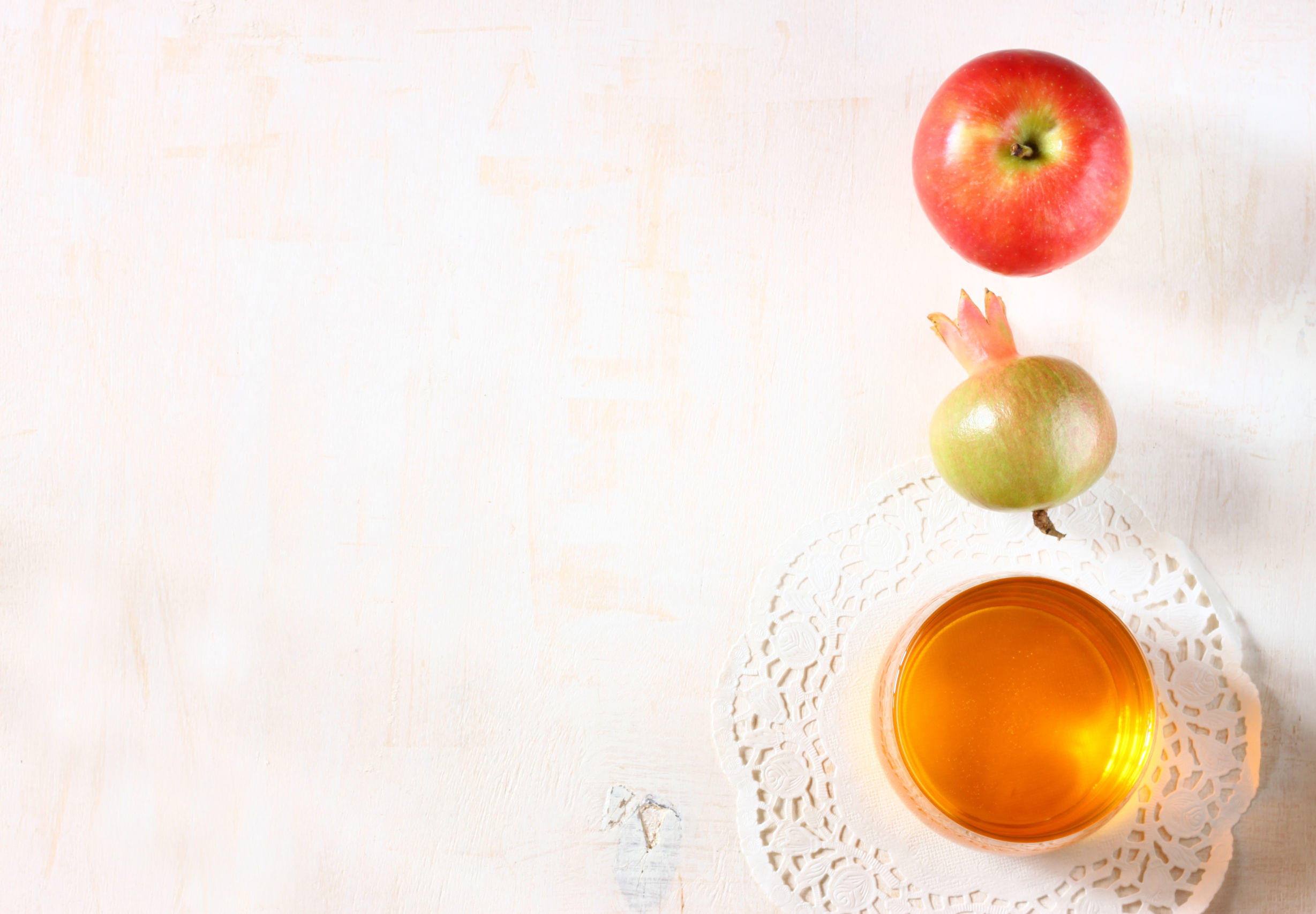 29197192 - apple, honey and pomegranate symbols of rosh hashanah holiday