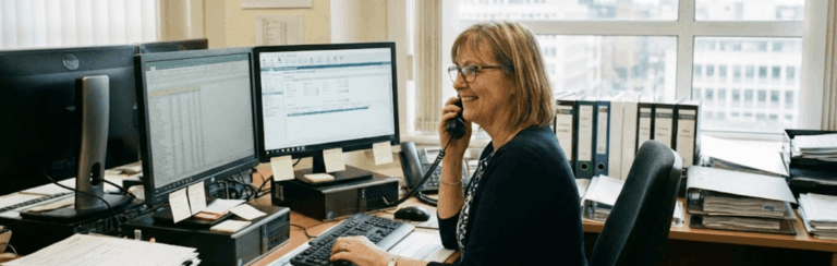 מתי צריך בודק שכר מוסמך – ואיך בקרת שכר שוטפת מקטינה תלות בביקורת חיצונית