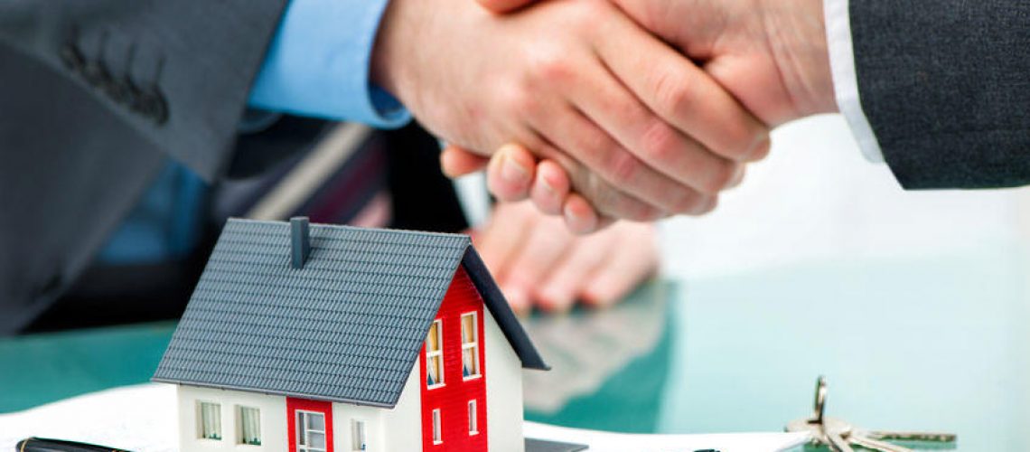52326000 - estate agent shaking hands with customer after contract signature